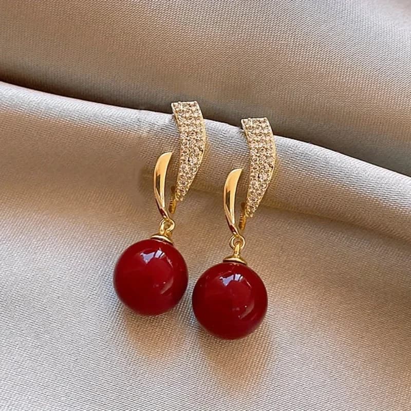 Orecchini eleganti dorati, 1 paio - Pendente a foglia con perline sintetiche e imitazione di perle rosse, gioielli per tutti i giorni e per feste, regalo per San Valentino/Natale, la scelta migliore per il compleanno o l'anniversario della migliore amica, orecchini di lusso accessibili per adolescenti