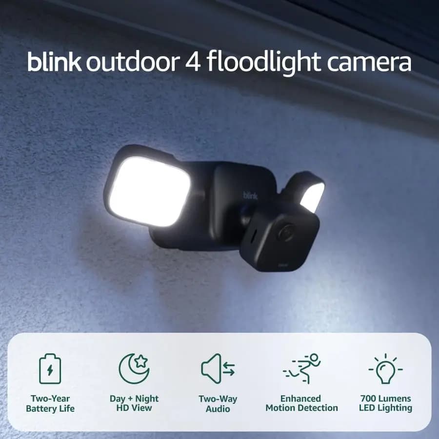 Telecamera Blink Outdoor 4 con Faretto u2014, Telecamera di Sicurezza Wireless Intelligente, 700 Lumen, Due Anni di Durata della Batteria, Rilevamento del Movimento Avanzato