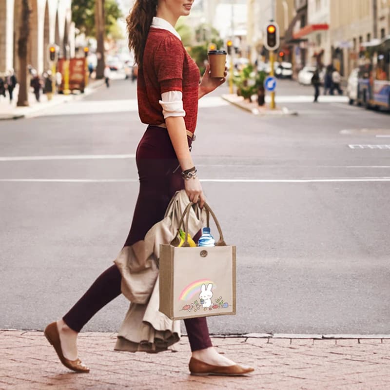 Graziosa borsa tote in juta con coniglietto arcobaleno e bottone, borsa per il pranzo in tela riutilizzabile per donna