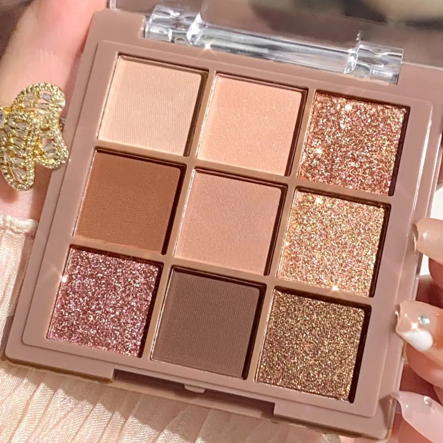 Luxurious palette of 9-18 colors: matt and shiny velvet effect, water resistant, tones berries, brown and nude