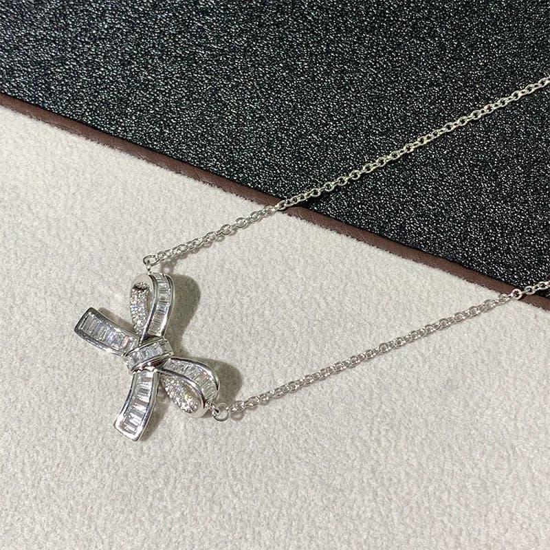 Classic and fashionable bow necklace, women's light luxury design, full diamond high-end feeling, V gold lock bone chain, simple