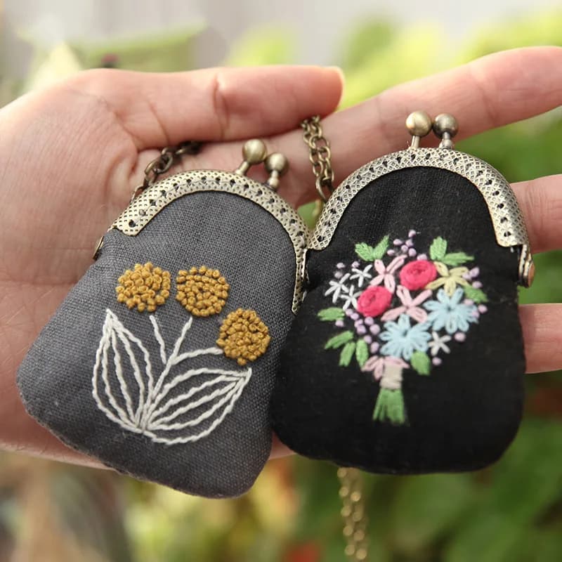 Kit Ricamo Fai da Te: Ciondolo Collana Ricamato a Mano, Ciondolo Borsa Dorato per Lavori di Ricamo, Cucito, Arte e Artigianato, Decorazione Casa