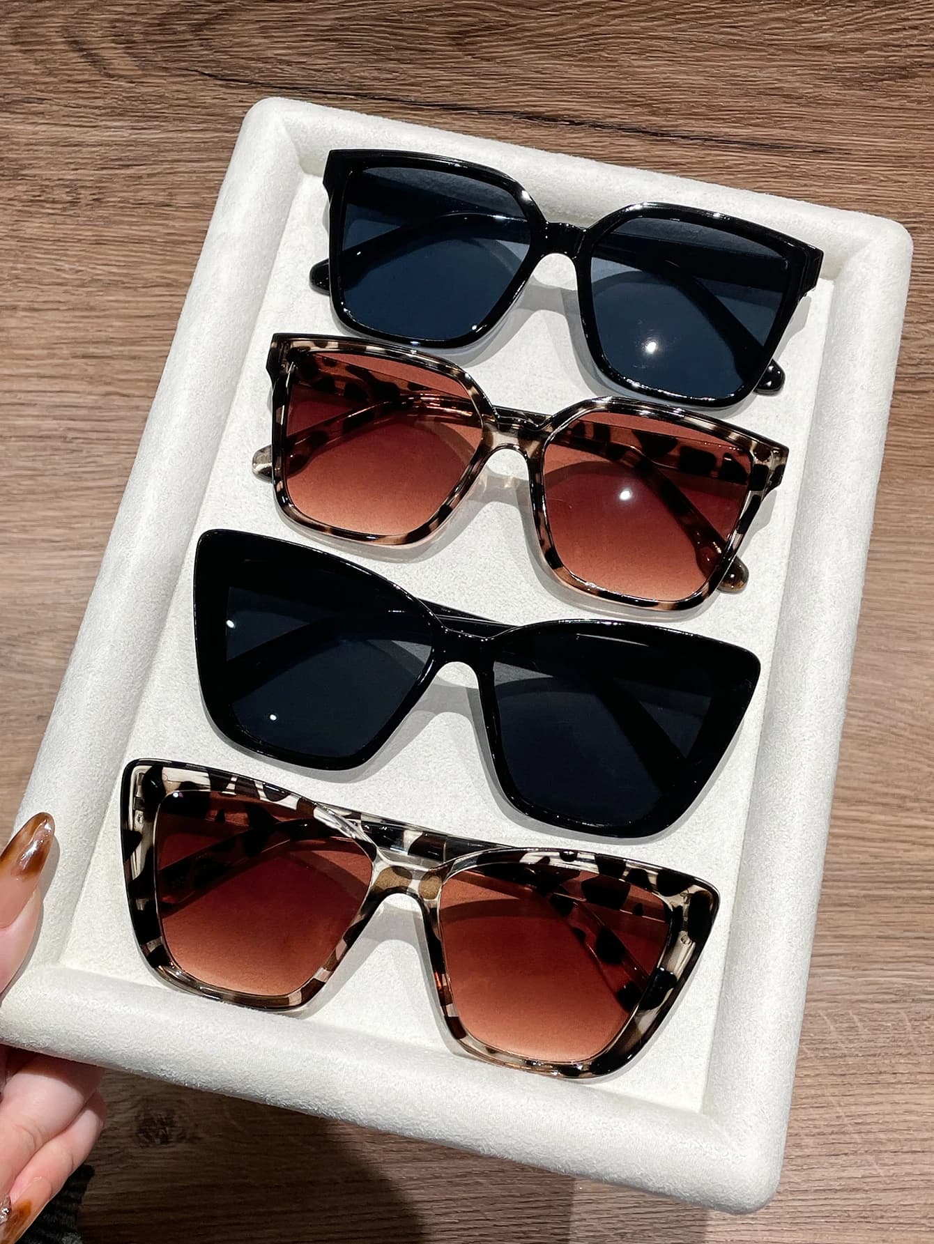 View glasses with large, minimalist fashion frame from 4 unisex pieces suitable for everyday use, street photography and guide