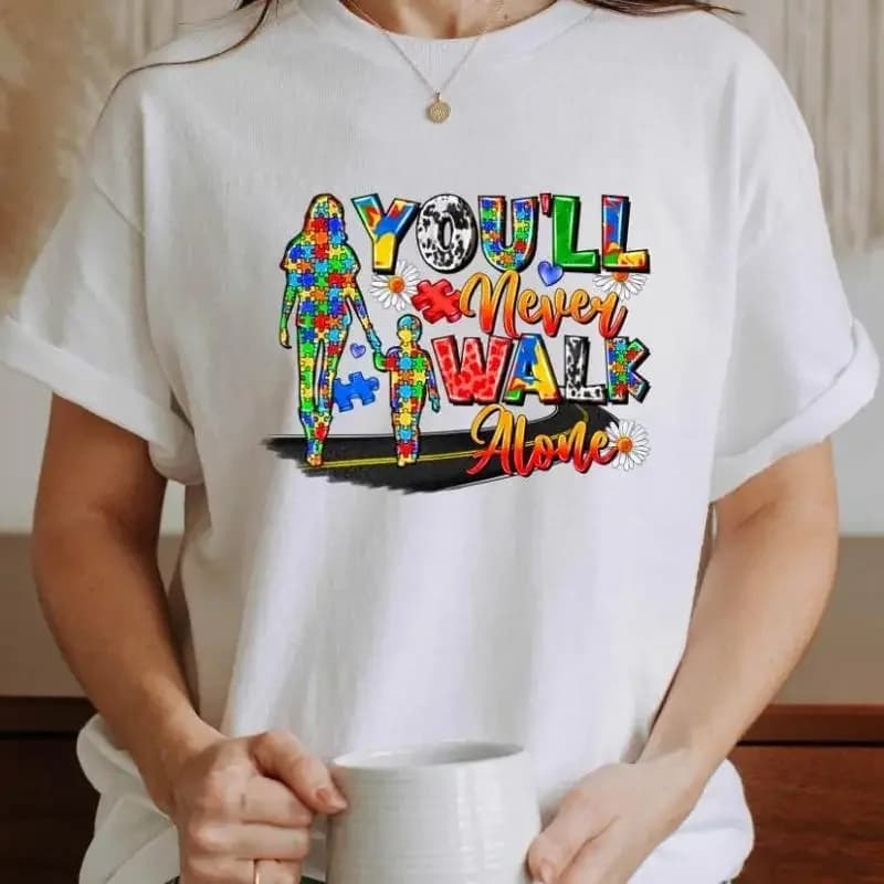 Ti non cammina mai solo Maglietta per l'autismo Mese della consapevolezza dell'aprile Pezzo puzzle Supporto Comfort