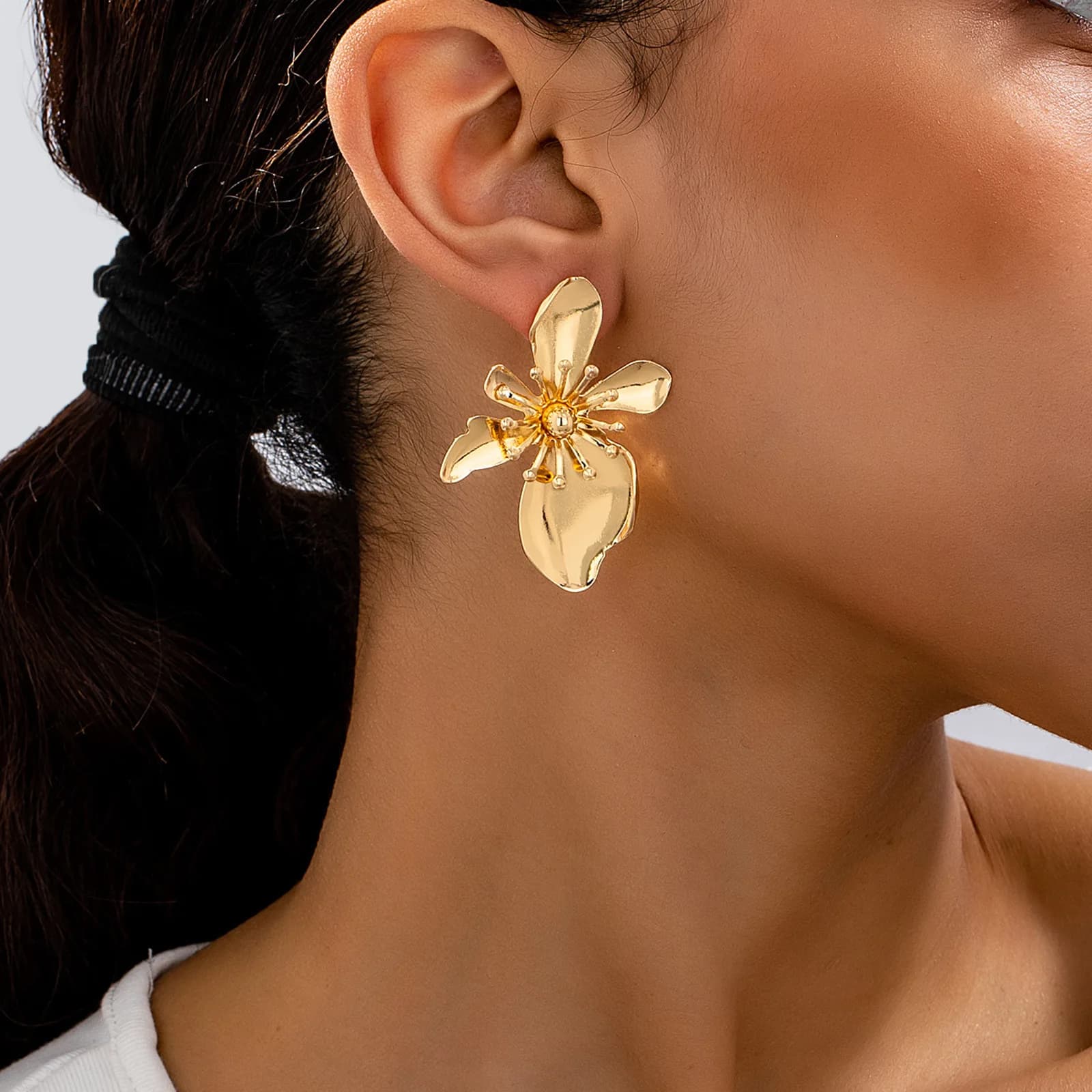 Orecchini a Perno con Fiore Dorato alla Moda per Donne, Eleganti Gioielli Creativi in Metallo