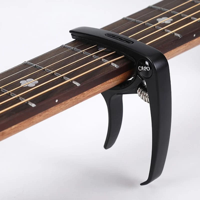 Capotasto per chitarra con morsetto in lega di zinco 3 in 1, slot per plettro incorporato e sollevatore per perno a ponte per corde in acciaio/nylon AnneauYY26 Semplifica