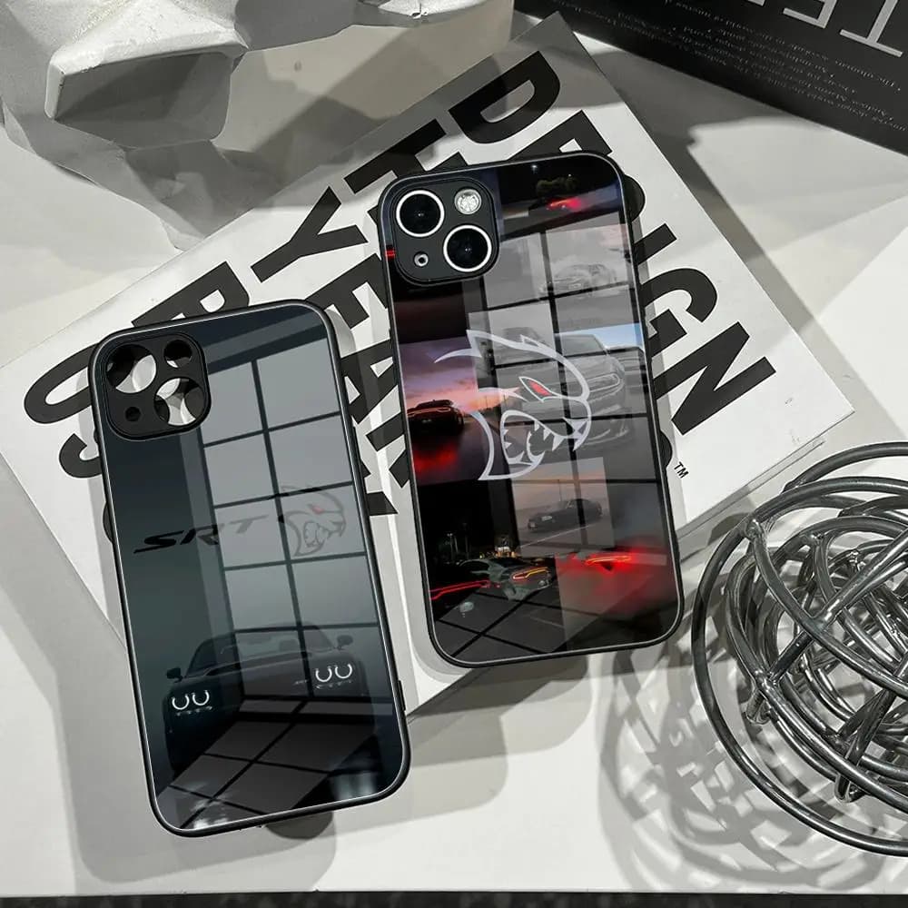 Cover Morbida Nera per iPhone 16, 15, 14, 13, 12, 11, Pro, X, XS, Max, Mini con Design Auto Sportiva Dodge Challenger S-SRT in Vetro HYBXAXC