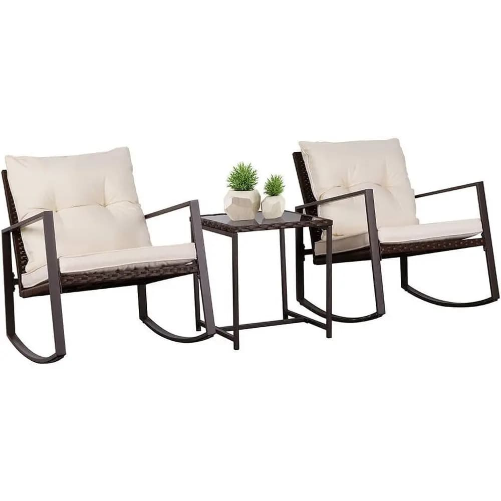 Set da bistrot da esterno in vimini marrone con sedie a dondolo e tavolino in vetro, cuscini beige