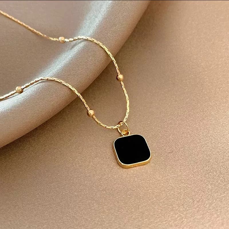 Collana girocollo nera squadrata minimalista squisita da donna, alla moda, con ciondolo, ideale come regalo per feste - 1 pezzo