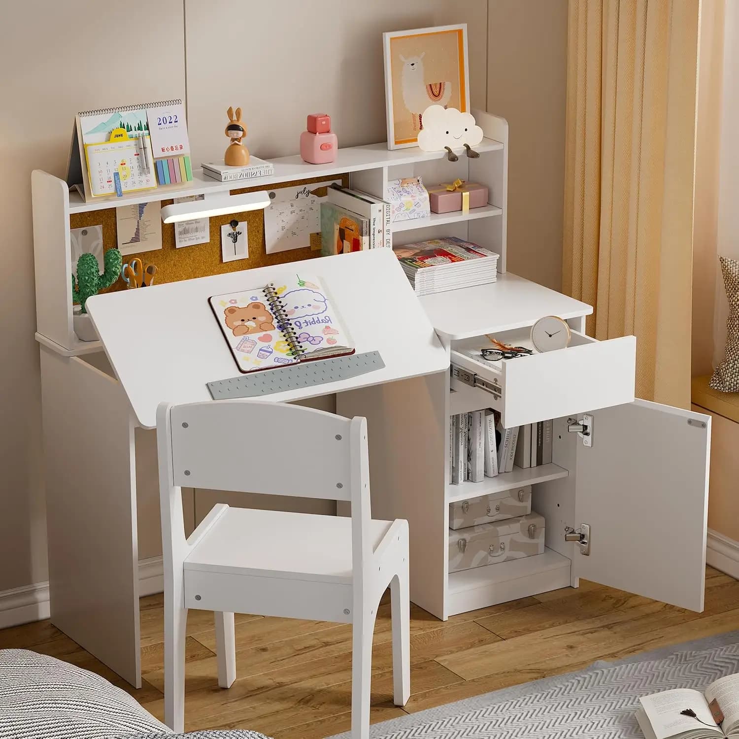 Set Scrivania e Sedia per Bambini, Tavolo con Luci a 3 Colori (Non Ricaricabili), Piano Inclinabile, Multifunzionale, Personalizzabile