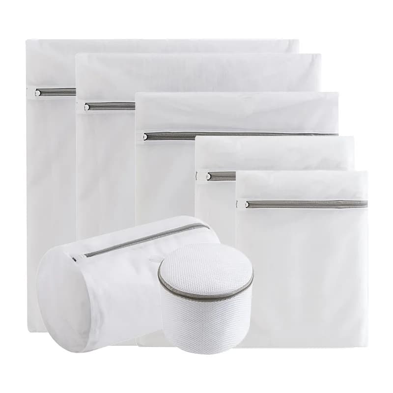 Sacchetti per bucato a rete fine, specifici per il lavaggio domestico, progettati con rete fine per un flusso d'acqua delicato e una forte protezione.