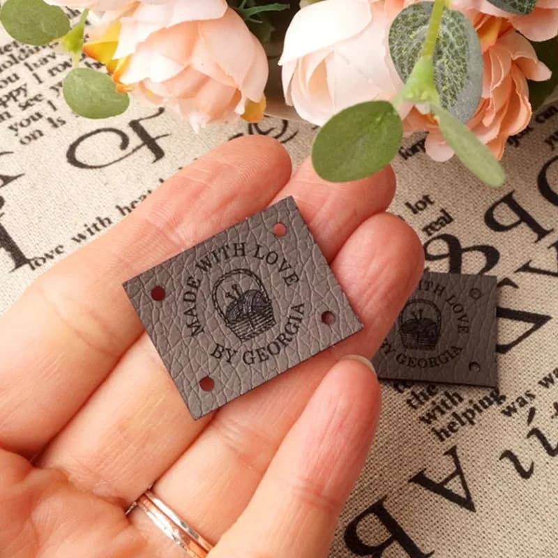 30 etichette in pelle fatte a mano per cappelli lavorati a maglia, etichette per logo personalizzato all'uncinetto, etichette rettangolari personalizzate per cucito, abbigliamento e artigianato