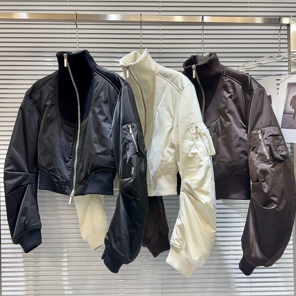Giacca in cotone calda stile streetwear Hot Girl Inverno 2026 con collo a costine colorato, maniche lunghe e chiusura a cerniera, ideale per il pendolarismo