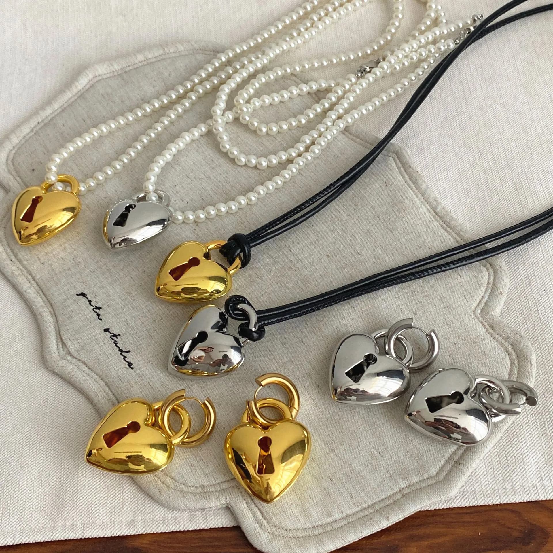 Collana con ciondolo a forma di cuore con chiusura cava in metallo esagerato per set di gioielli con accessori a catena lunga con perle di moda da donna