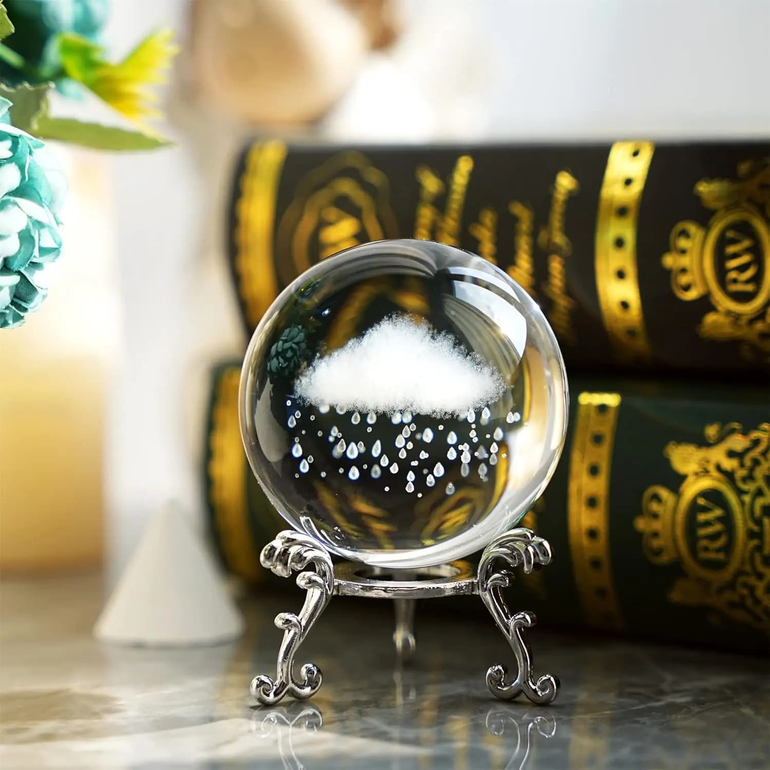 Sfera di cristallo con nuvola di pioggia 3D da 6 cm con base in metallo argentato Feng Shui Palla decorativa Statua meteorologica Decorazioni per la casa Accessori Regali