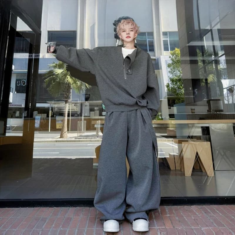Completo da uomo Primavera 2026: Felpa con cappuccio a mezza zip effetto due pezzi e pantaloni larghi pesanti dal design alla moda