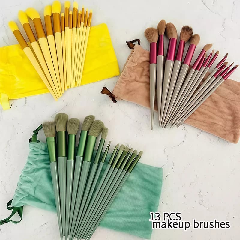 Il set di pennelli per il trucco da 13 pezzi include una custodia e comprende pennelli per ombretto, pennelli per fard e altri strumenti per il trucco adatti.