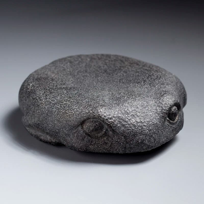 Money Frog Tea Coaster Hand Carved Natural Black Golden Stone JinChan Feng Shui Wealth Ornament Home Office Decor Tea Pet Gift