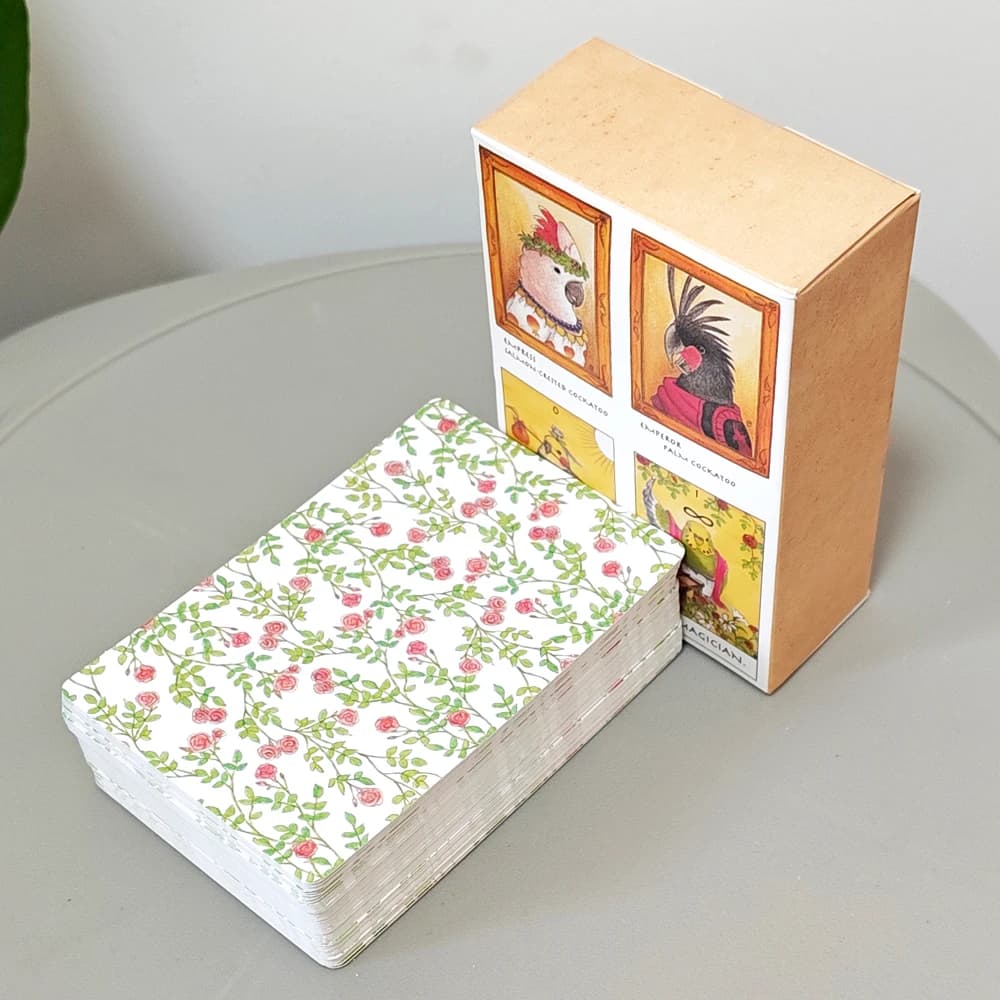 Mazzo di Tarocchi a Tema Uccelli Fantasiosi, 80 Carte Tarocchi con Pappagalli Disegnati a Mano, 10x6,5cm, Regalo Unico per Amanti degli Uccelli, Cartoncino 350GSM a Doppia Goffratura