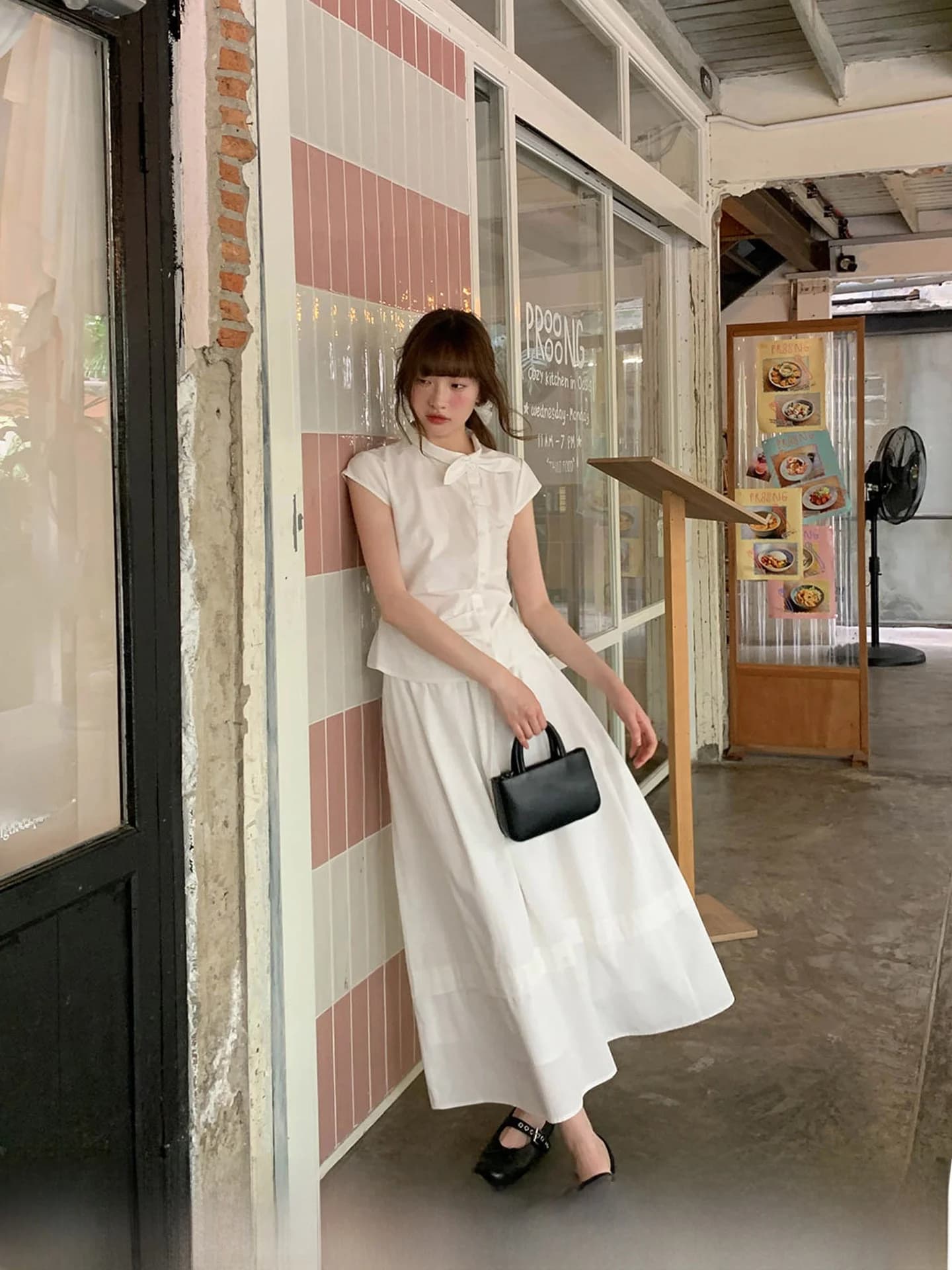 Completo due pezzi estivo da donna elegante e alla moda: Top a maniche a pieghe bianco e gonna a mezza lunghezza - Abbigliamento casual