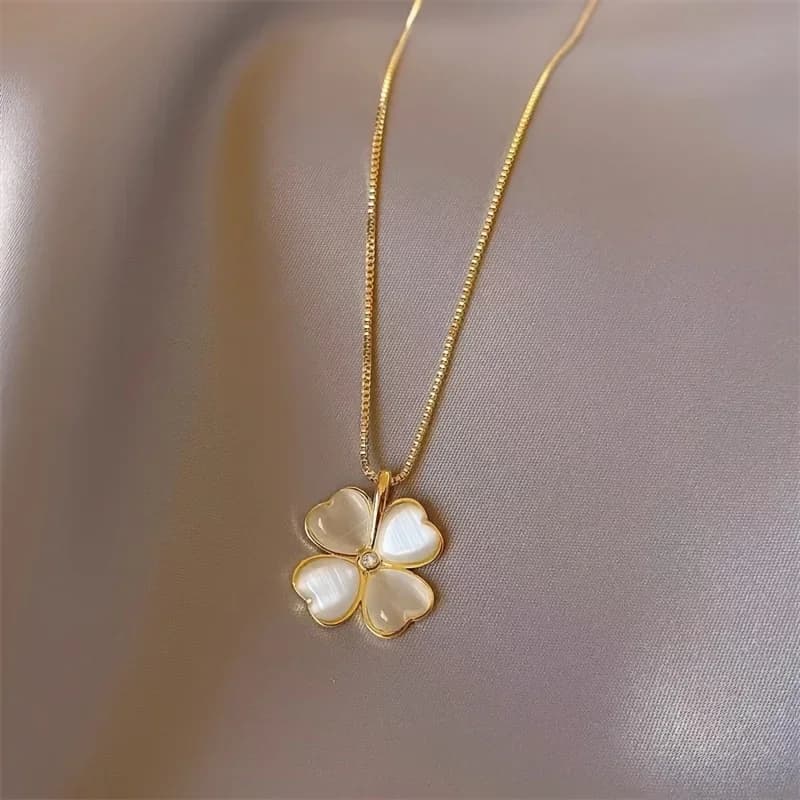 Un classico ed elegante orecchino a forma di quadrifoglio, una collana versatile per donna, un regalo per la famiglia.
