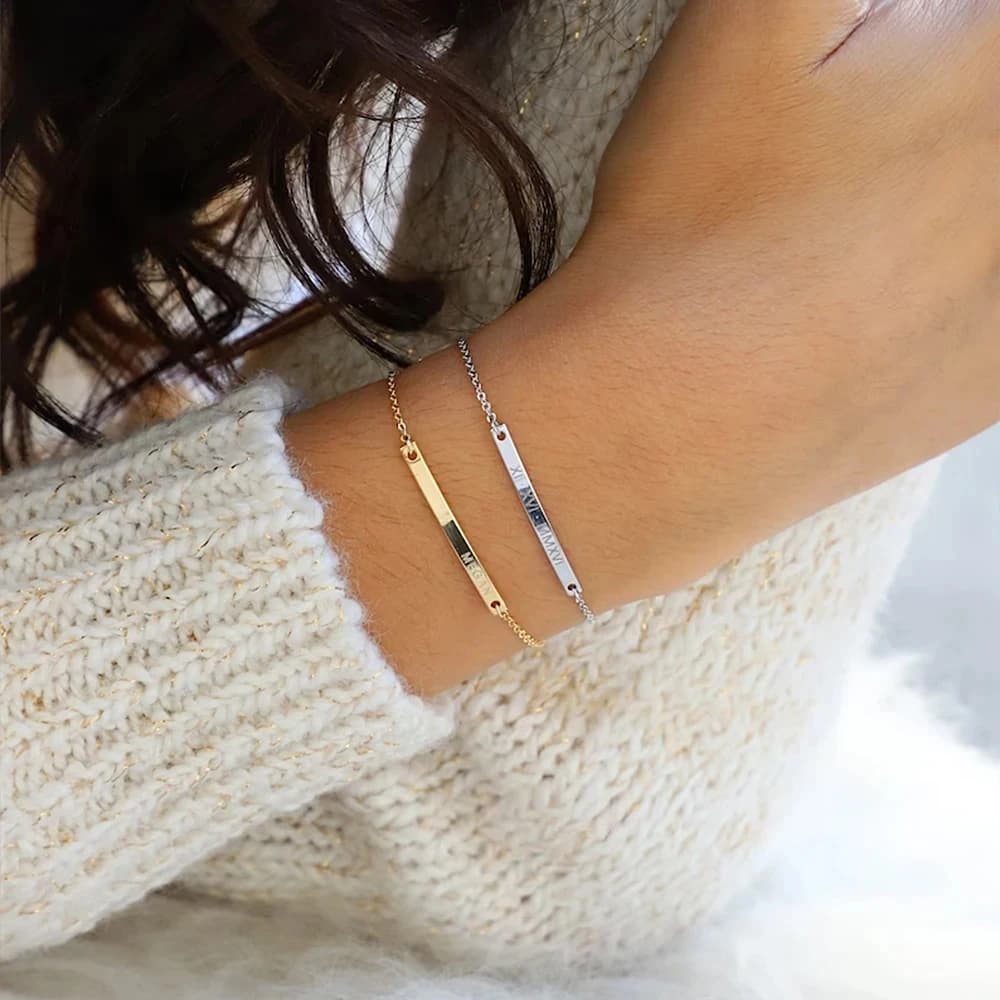Bracciale con ciondoli in acciaio inossidabile con nome inciso personalizzato Bracciale con lettera con nome personalizzato per commercio all'ingrosso di gioielli di lusso di moda da donna