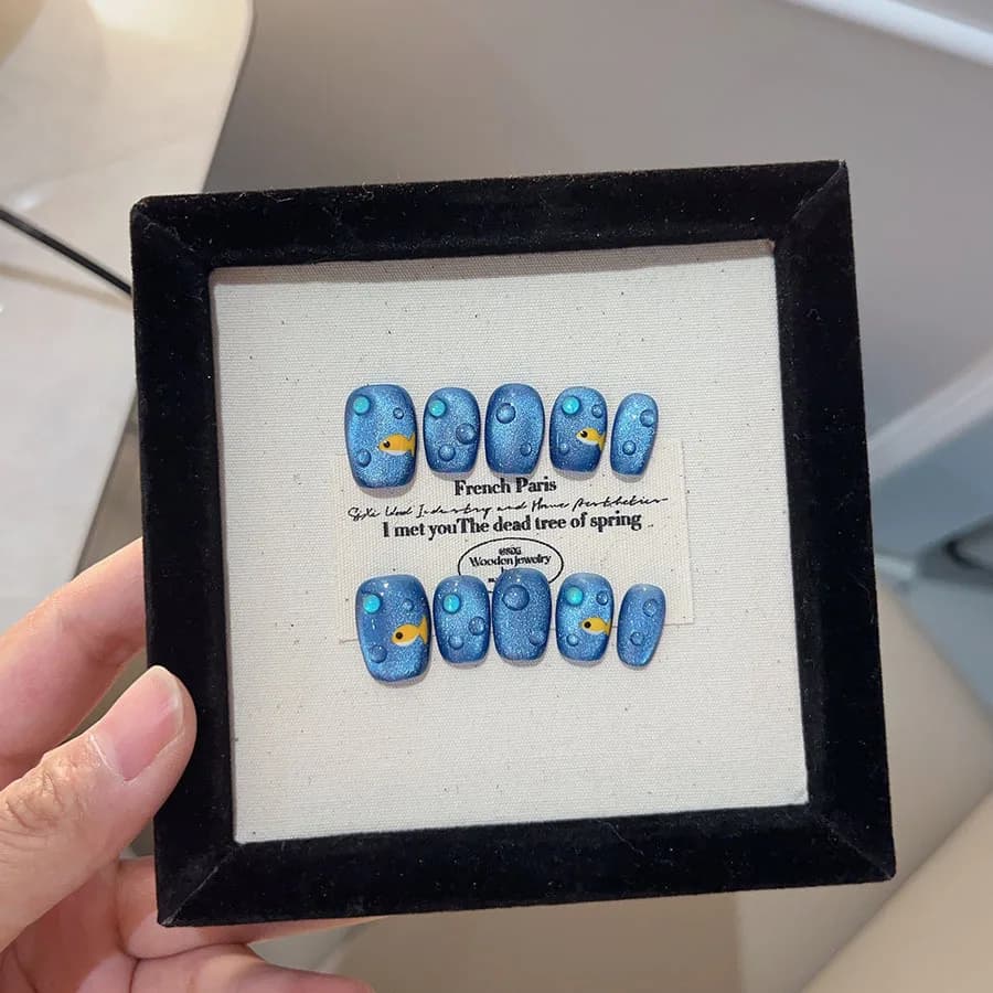 10 pz. Unghie Finte Blu French Press-on Effetto Occhio di Gatto Sfumato, con Design Sirena Perla e Strass, Unghie Finte Corte Quadrate per Nail Art