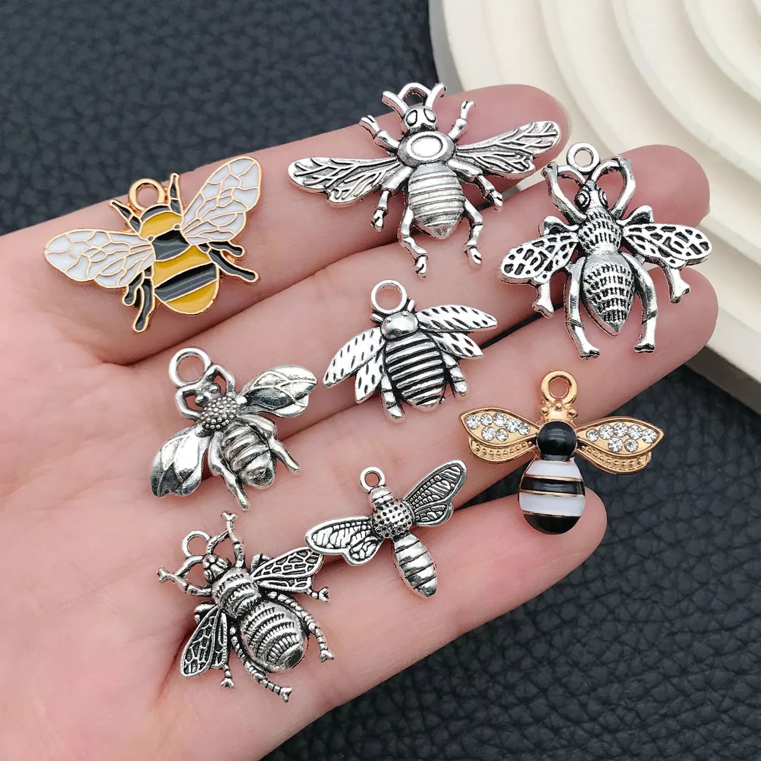 20 Pieces Pendants in Enamel Shaped Alloy and Bee Nido, Fa-da-Te Accessories for Bracelets, Keyrings and Pendants for Necklaces
