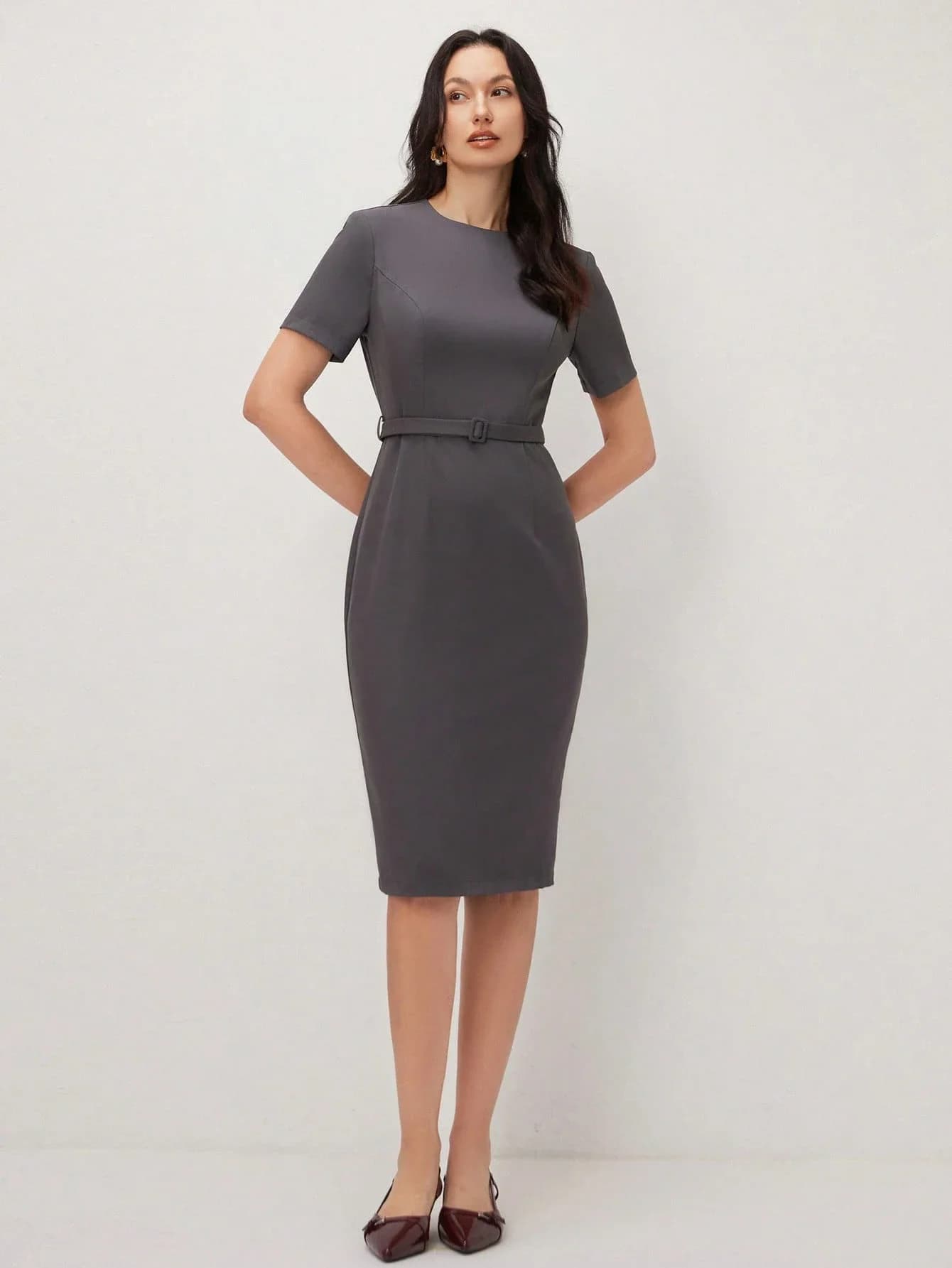 Abito midi moderno a maniche corte con cintura per donna, colori grigio oliva, ideale per ufficio, feste e matrimoni.