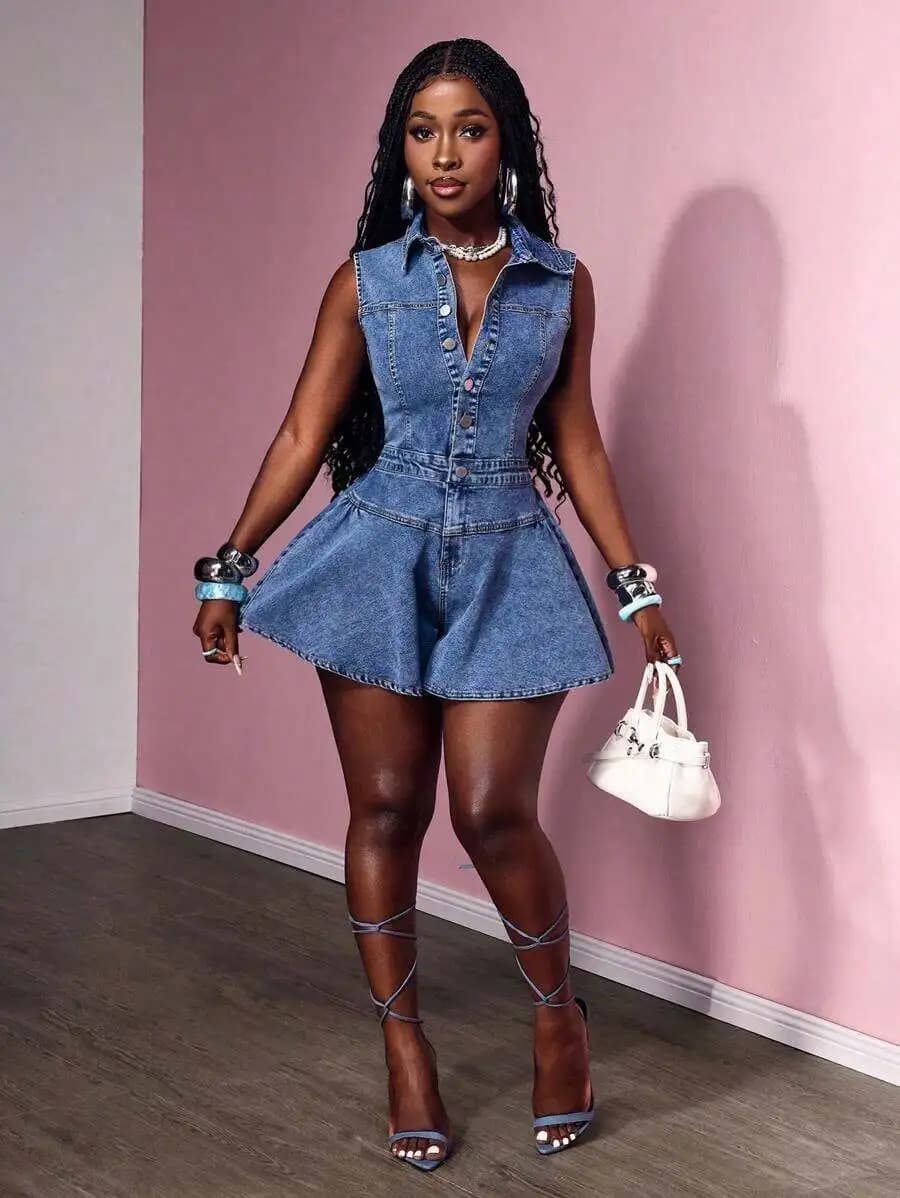 Tuta in denim da donna con bottoni sul davanti e gonna svasata