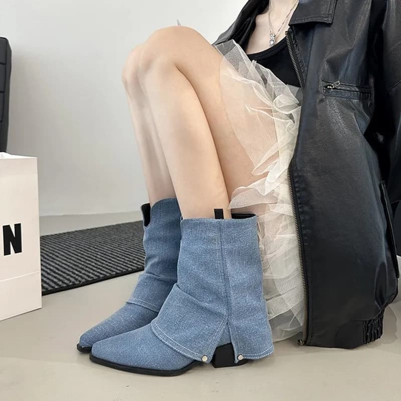 2025 Design Punta a punta Tacchi quadrati Autunno Inverno Lusso Nuovo marchio Alta Botas Conciso Ufficio Scarpe da donna Stivali Silp-on pieghettati