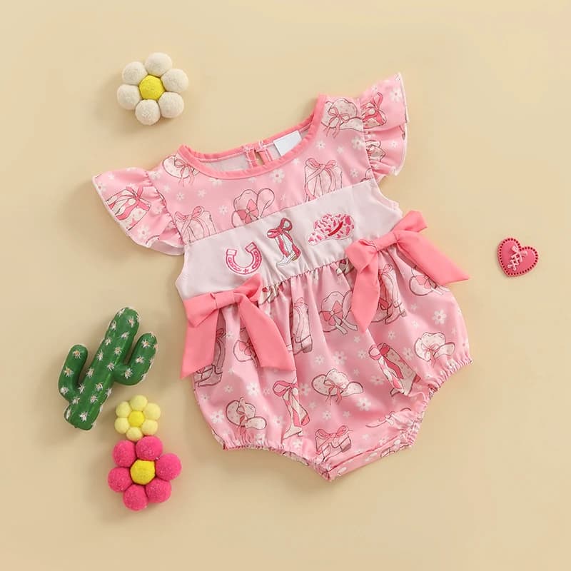 Adorabile pagliaccetto per neonata con maniche a volant. Simpatico design girocollo e stampa di stivali alla moda: perfetto per i abiti estivi