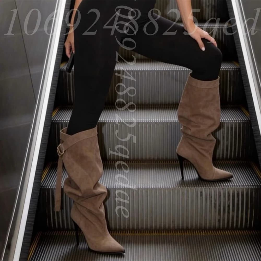Stivali Alti da Donna in Camoscio, Modello Slouchy, con Punta Affusolata e Tacco a Spillo, Cinturino Regolabile con Fibbia, Stivali Alti alla Moda con Dettagli Plissettati per un Look Casual