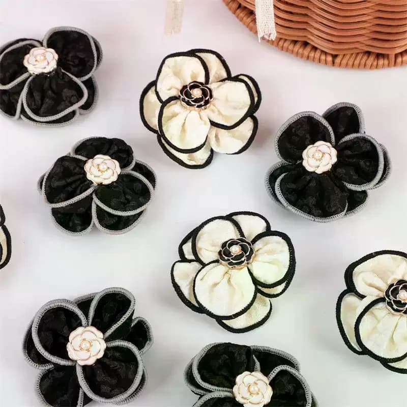 Spilla Camelia Distintivo in tessuto bianco nero Lutto Funerale Corpetto Pin Spilla francese elegante di fascia alta per vestiti Sciarpa Accessorio