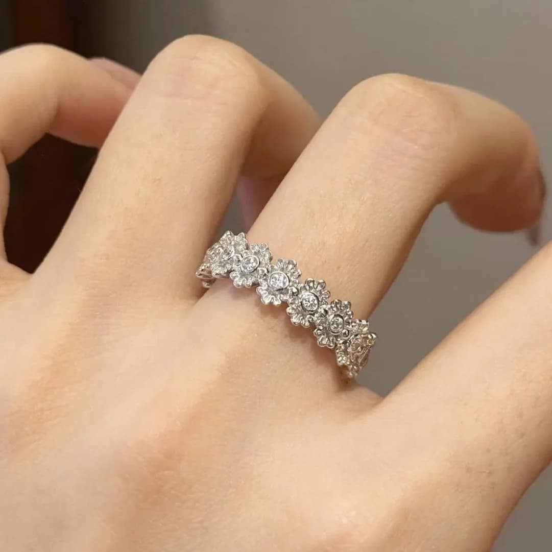 Anelli di piccoli fiori in pizzo vintage per le donne Tendenza squisiti intarsiati Diamanti Anello femminile Luce di lusso Moda Matrimonio Gioielleria raffinata