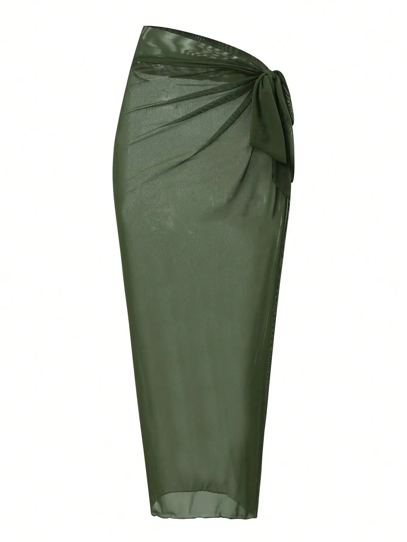 Gonna avvolgente in rete trasparente verde oliva abbinata a un costume intero tinta unita per l'abbigliamento da spiaggia e resort