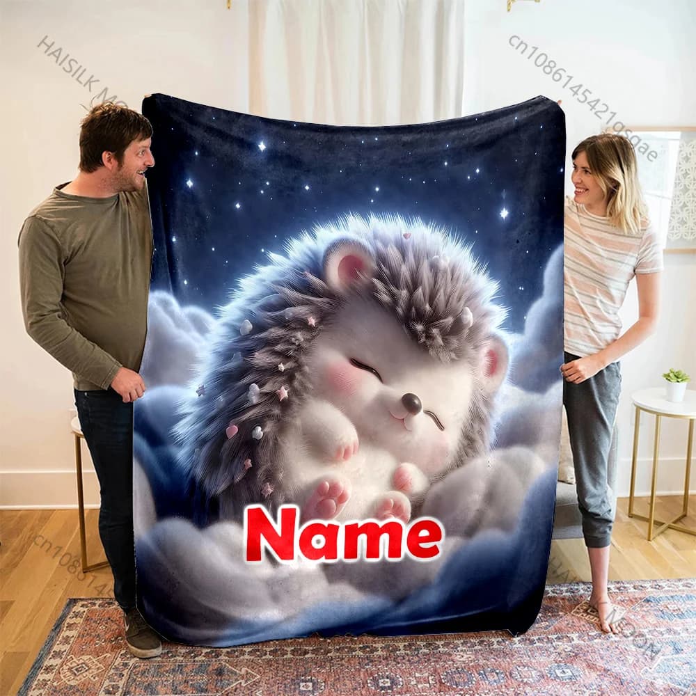 Little Hedgehog Sleeping Cartoon Stampa Coperta con nome personalizzato Coperta calda e morbida per divano letto Viaggi Campeggio Picnic RV Regalo di lusso