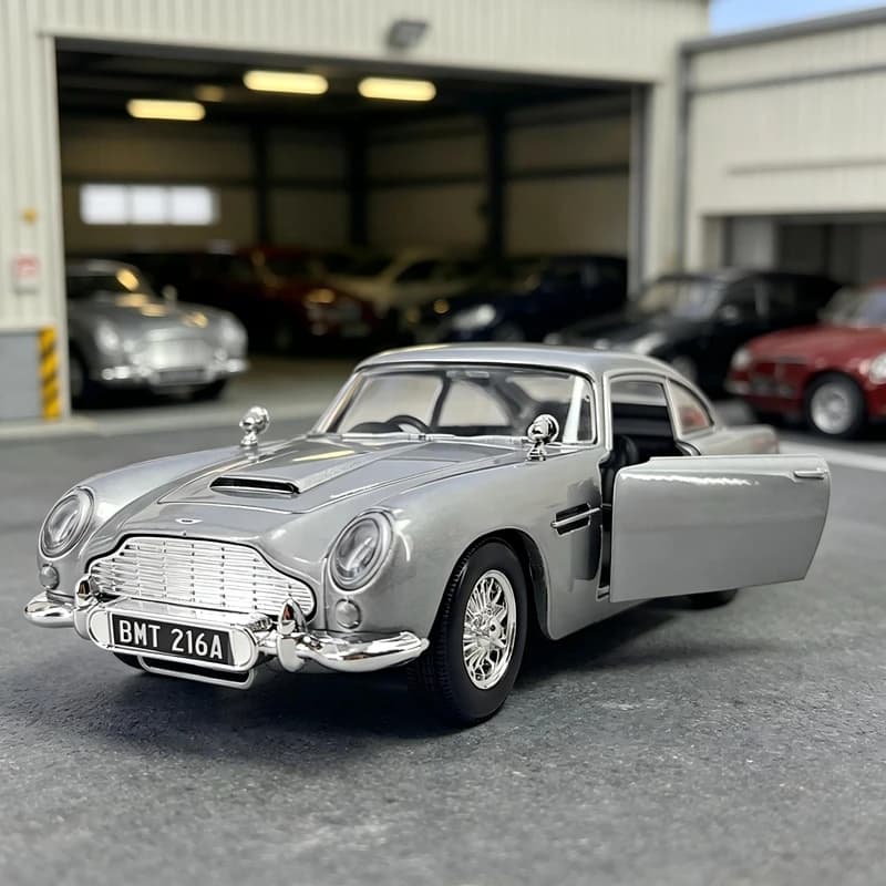 1:24 Simulation Aston Martin DB5 James Bond 007 Car Alloy Model Ornament Collection Door can be opened