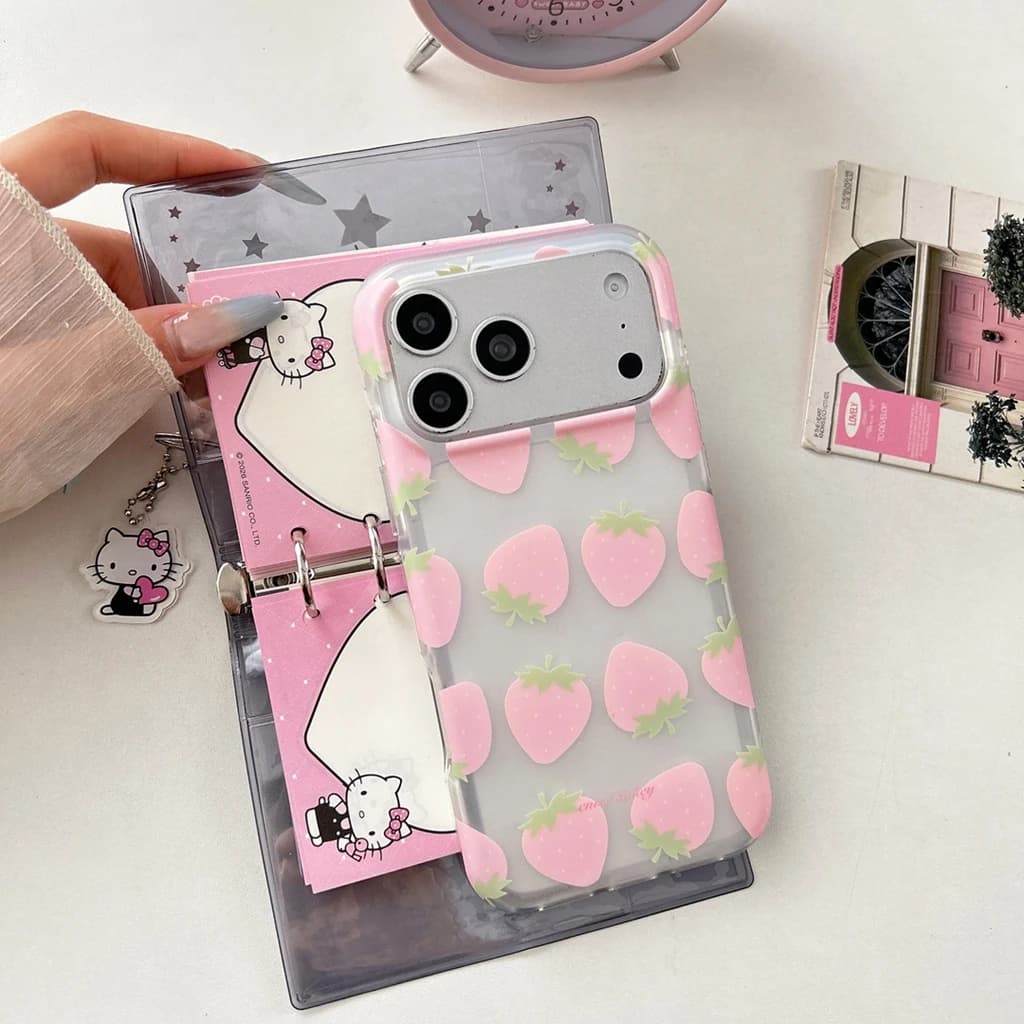 Cover per iPhone 17 16 15 14 Pro Max in Stile Coreano, Semi-trasparente, Opaca, Rosa, con Motivo Fragola e Bordi Arrotondati