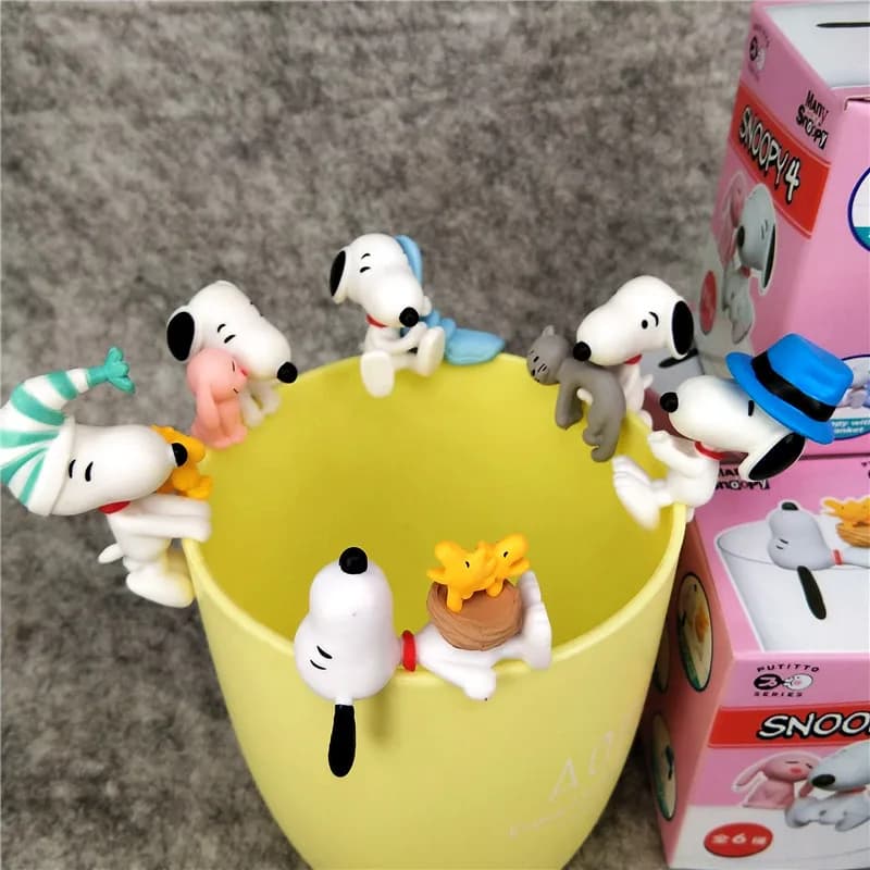 Anime Snoopy Action Figures Cup Edge Rim Figurine Ciondolo Kawaii Doll Mode Blind Box Collezione di giocattoli Decorazione Regali per bambini