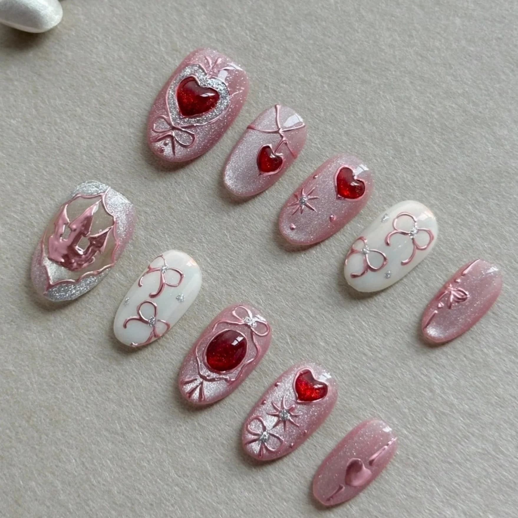 Dieci eleganti unghie finte ovali pressate a mano, con un affascinante design a cuore 3D rosa e bianco, perfette per le donne.