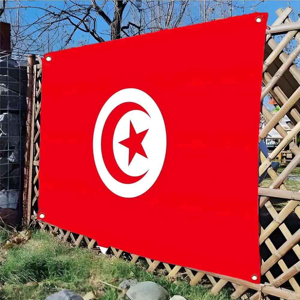 Bandiera della Tunisia, design senza bordi con quattro anelli, decorazione per interni ed esterni, facile da appendere e installare.