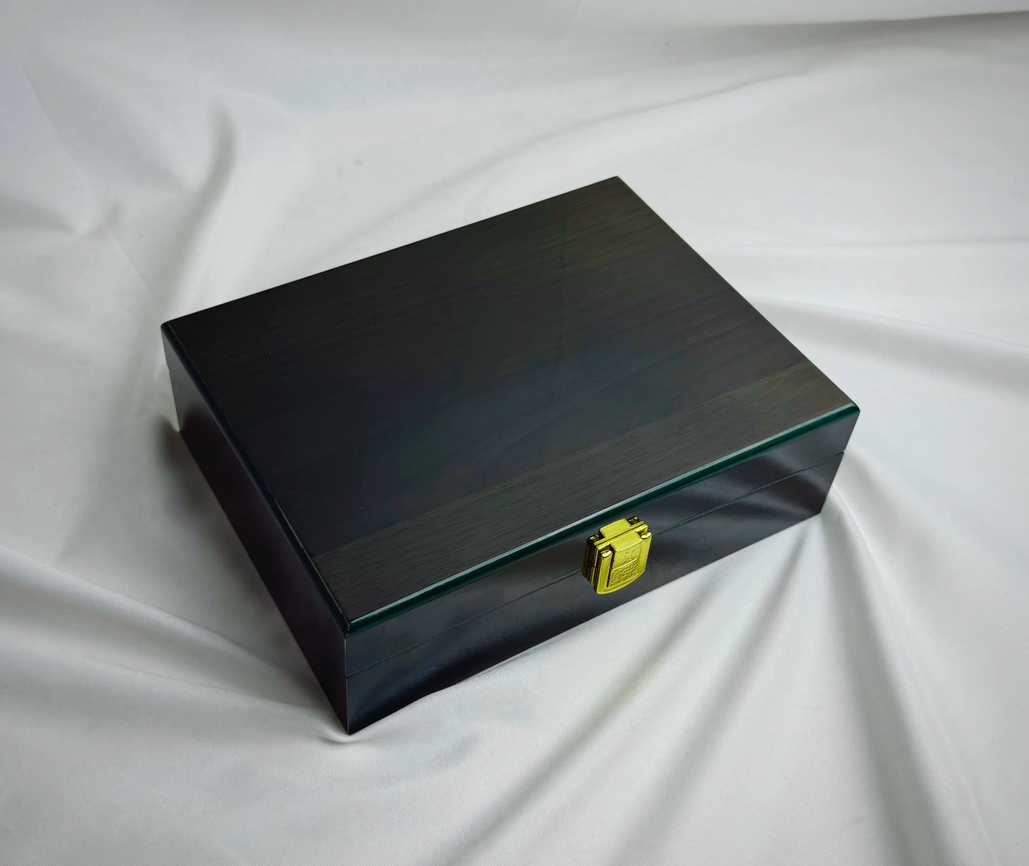 Glossy Dark Green Wooden Jewelry Box with Gold Lock, Luxurious Storage Box, Used for Belt Gift Boxes, Multifunctional Storage