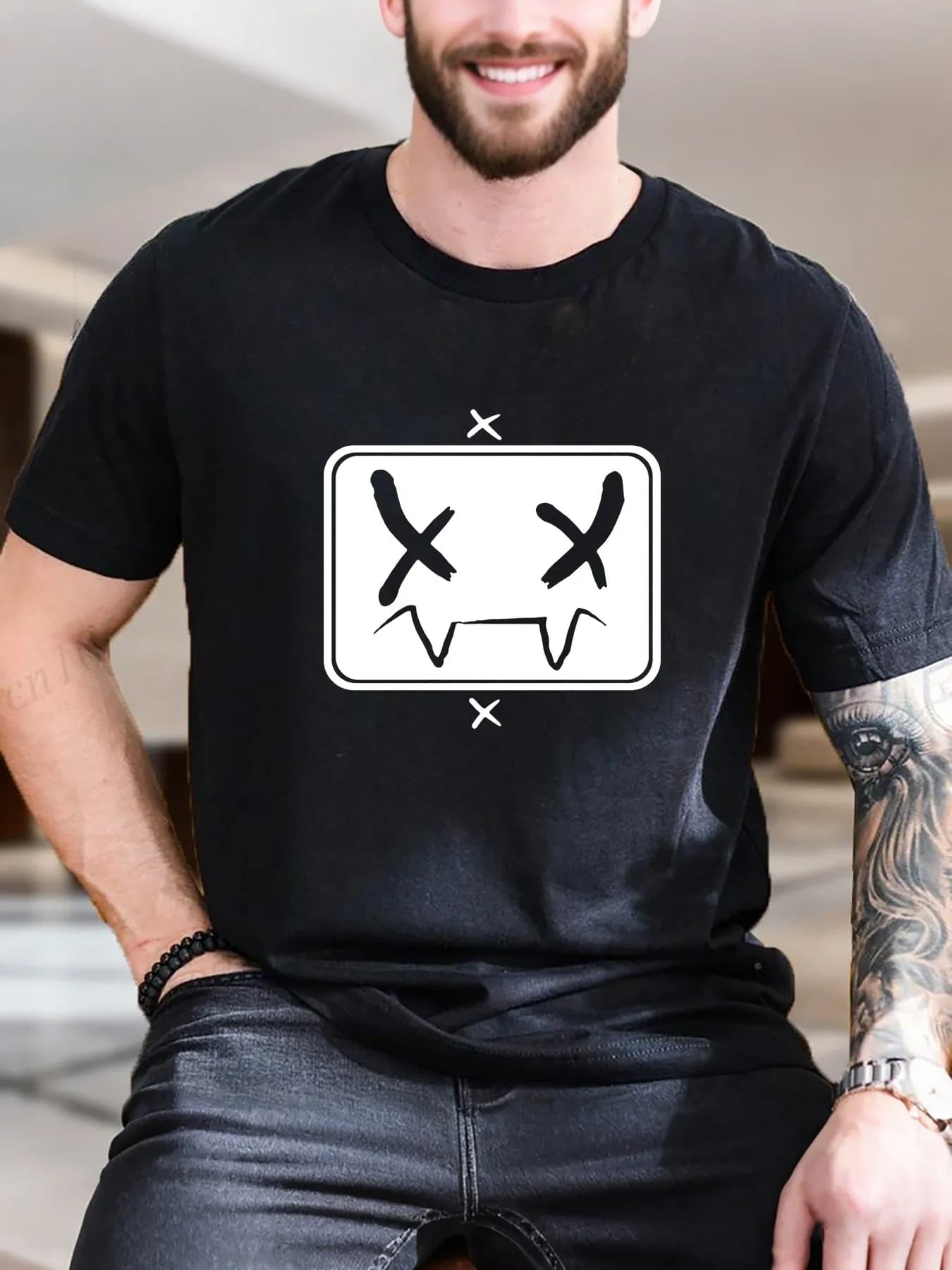 T-shirt da uomo con stampa grafica - Uomo scuro in piedi con design del telefono, 100% cotone traspirante e confortevole, abbigliamento quotidiano estivo casual