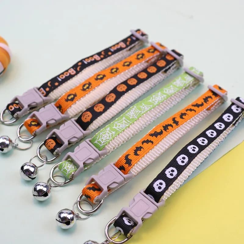 Collare per animali domestici di Halloween regolabile per cani e gatti con campana, squelette di zucca, design a pipistrello, accessori per costumi natalizi