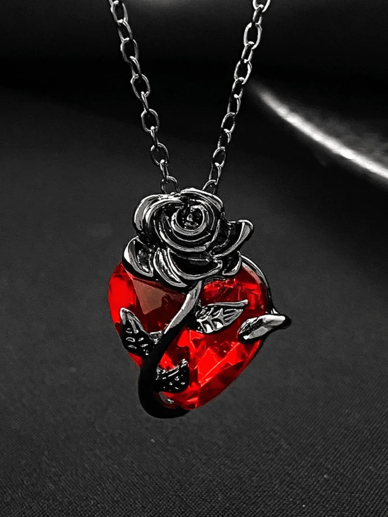 Collana con ciondolo in cristallo a forma di cuore gotico per donna, regalo di San Valentino