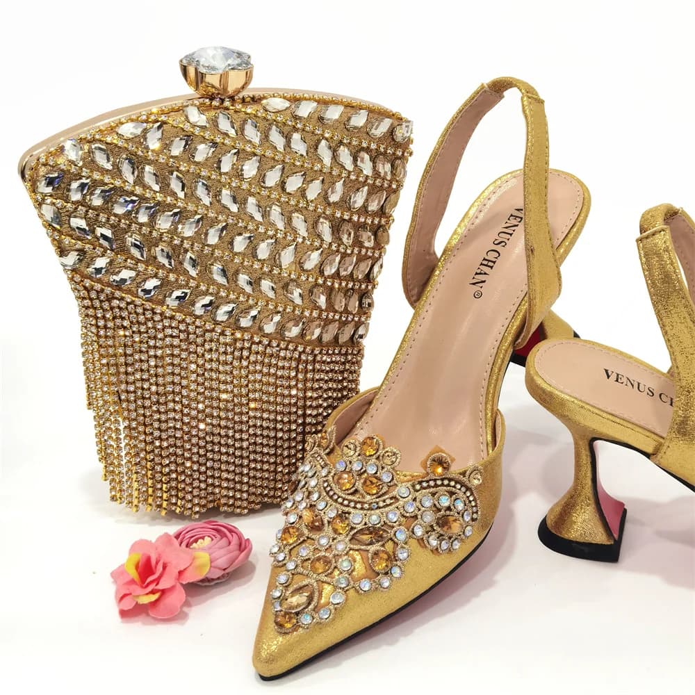 2024 oro nuove scarpe per le donne Designer scarpe a punta di lusso da sposa Color pesca scavato Design borsa e scarpe abbinate Set