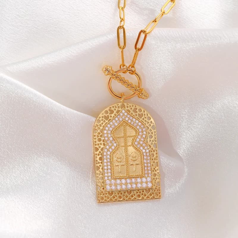 Una collana con ciondolo dal design geometrico alla moda a forma di porta, con una catena in acciaio inossidabile e un set con zirconi.
