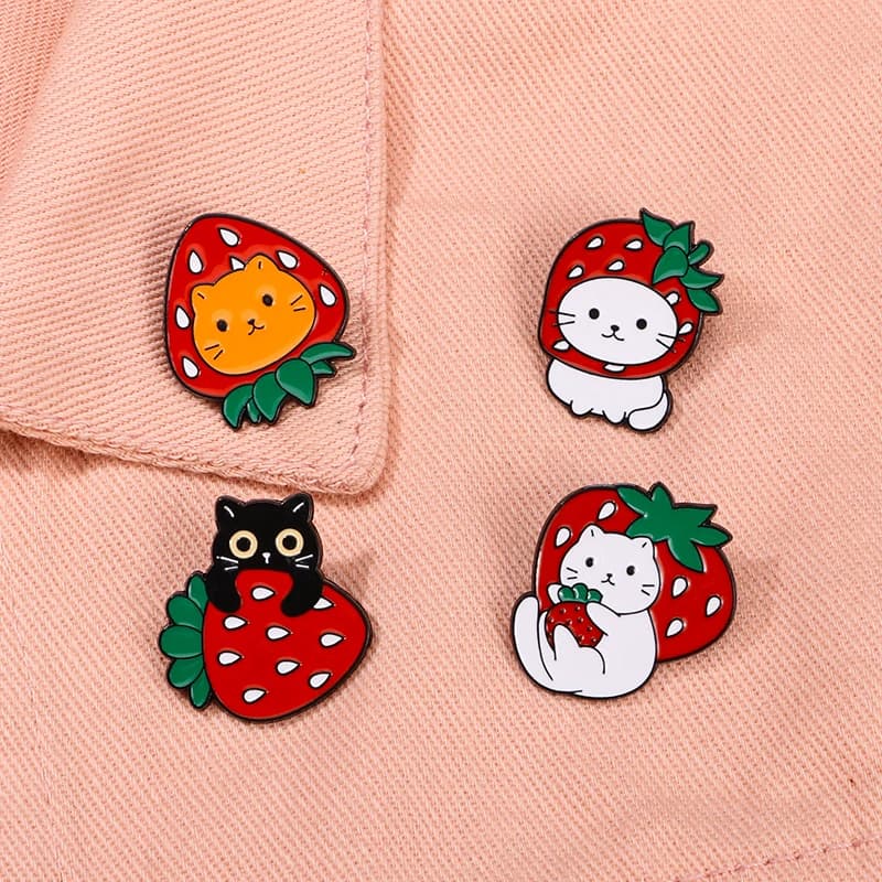 Simpatici spille in smalto duro con gatto fragola per ragazze amanti degli animali domestici zaino borsa cappello spille gioielli all'ingrosso