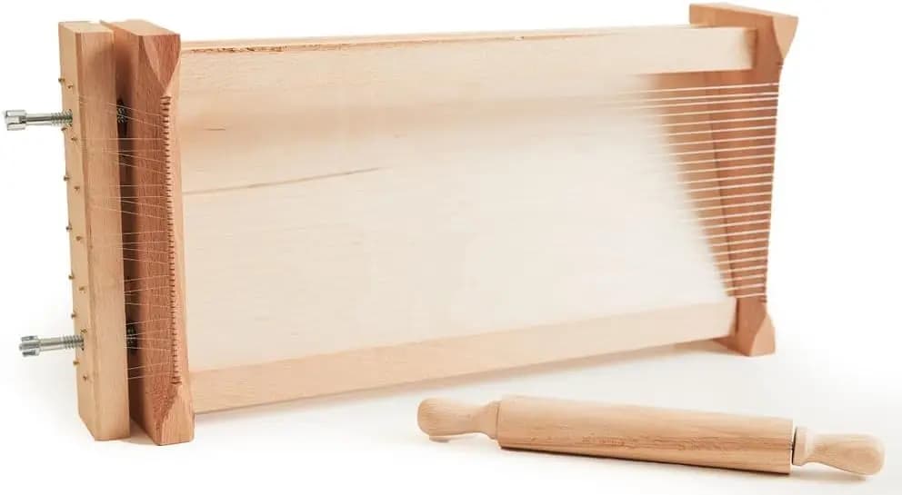 Macchina tradizionale per pasta italiana con mattarello, tagliatelle fatte a mano per spaghetti e fettuccine
